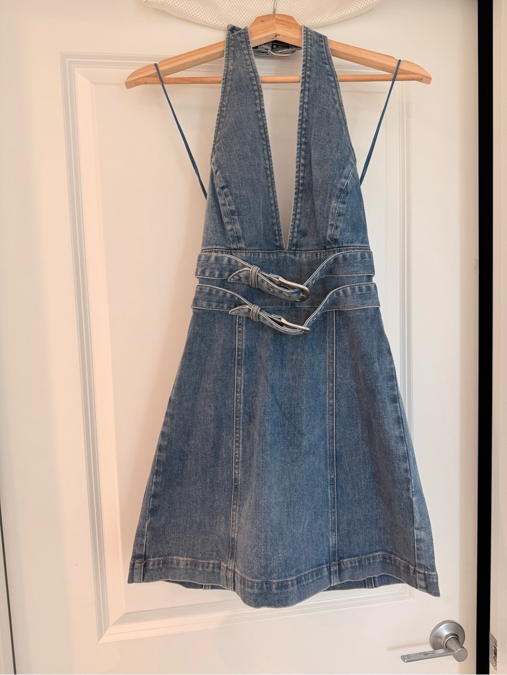New Alice + Olivia SOLANA BUCKLE DENIM HALTER MINI DRESS - Picture 7 of 14
